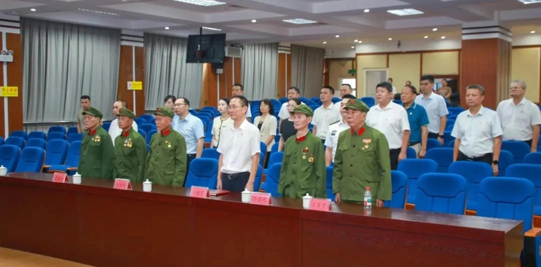 吉阳区各界集中收看纪念中国人民抗日战争暨世界反法西斯战争胜利80周年大会电视直播