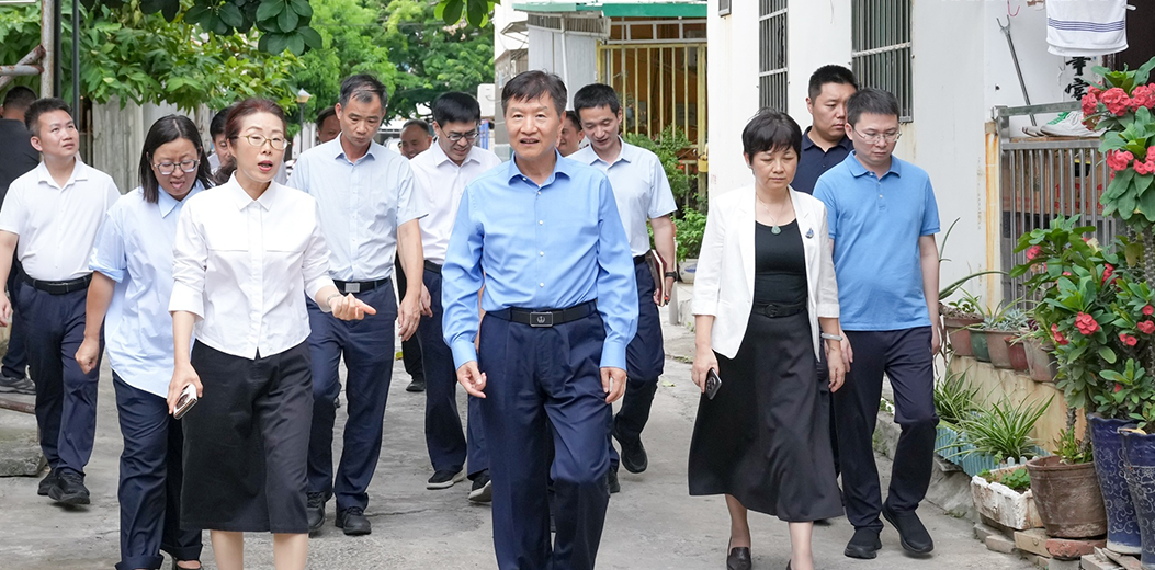 刘小明在三亚接待来访群众
