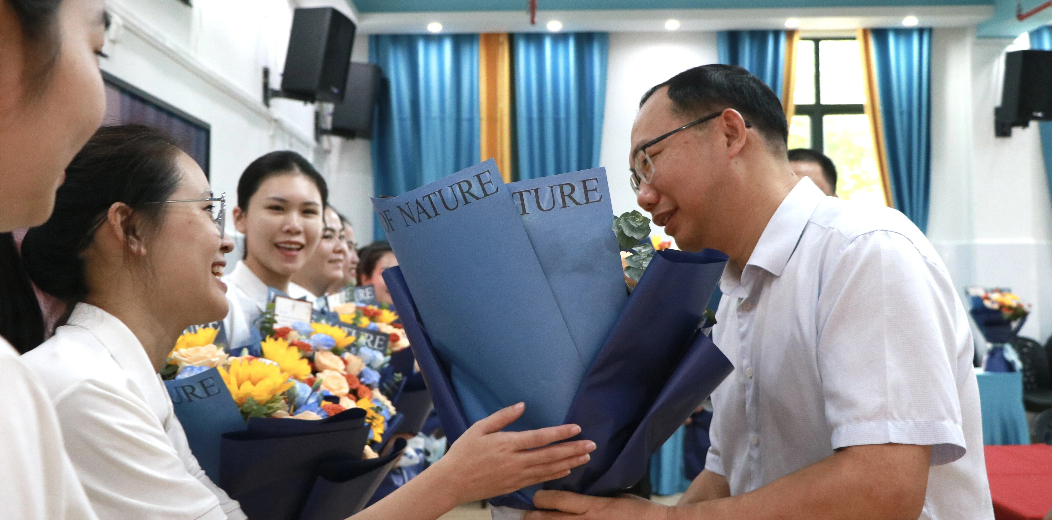 杨鸿钧调研教育教学工作并慰问一线教师